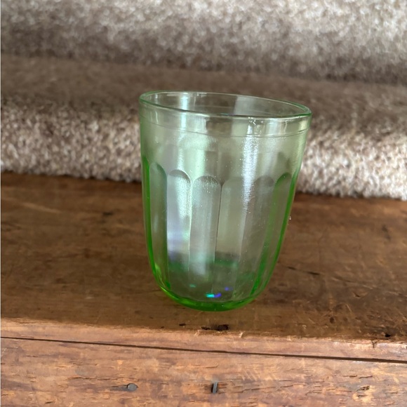 Uranium glass - Picture 2 of 4